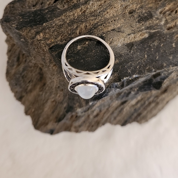 NWOT Translucent & Burgundy Crystal Ring - Size 8 - Picture 2 of 4